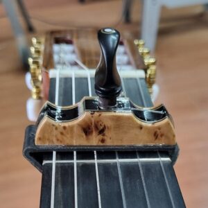 El yapımı ahşap kapo. Handcrafted wooden capo classical / flamenco guitar capos cejilla